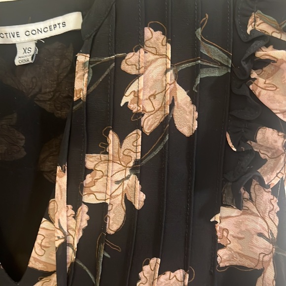 Collective concepts blouse sleeveless excellent shape worn once. Lined XS - Picture 2 of 6